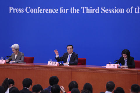 2015年3月15日，中国国务院总理李克强在北京人民大会堂与中外记者见面，并回答记者提问。 新华社