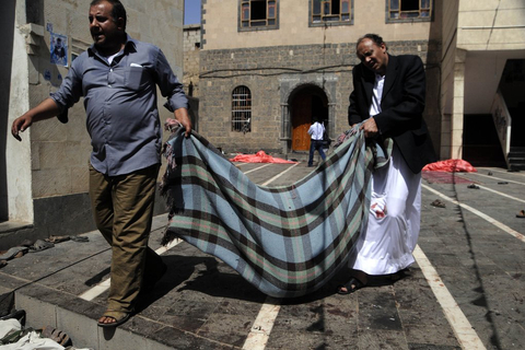 当地时间3月20日，据也门安全部门官员说，也门发生四起针对清真寺和政府机构的爆炸袭击。另据人民网综合外电报道，目前各媒体对于死亡人数的说法不一，美联社援引也门当地媒体的消息称：目前死亡人数已达到了137人，超过345人受伤，而CNN援引也门安全官员的消息称，目前死亡人数已上升到120人。 