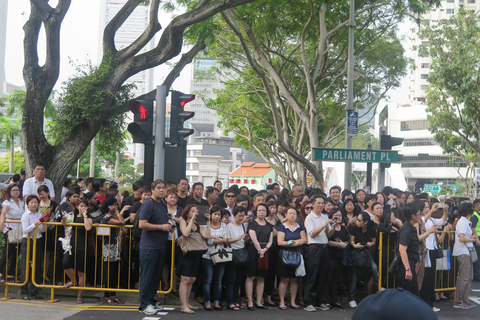 2015年3月25日，新加坡数千民众聚集在市中心路边，目送两天前去世的李光耀灵柩从总统府转至国会大厦。 陈立雄/摄