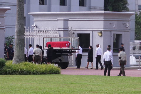 2015年3月25日，新加坡数千民众聚集在市中心路边，目送两天前去世的李光耀灵柩从总统府转至国会大厦。 陈立雄/摄