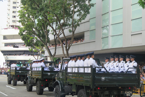 2015年3月25日，新加坡数千民众聚集在市中心路边，目送两天前去世的李光耀灵柩从总统府转至国会大厦。 陈立雄/摄