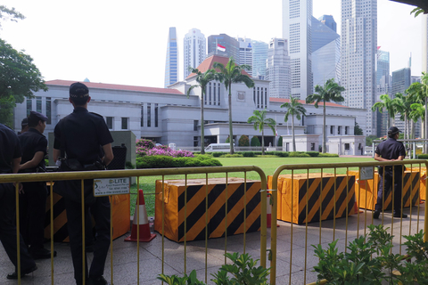 2015年3月25日，新加坡数千民众聚集在市中心路边，目送两天前去世的李光耀灵柩从总统府转至国会大厦。 陈立雄/摄