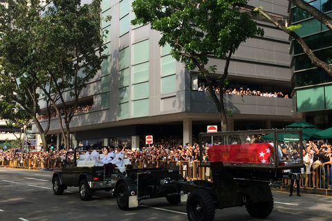 2015年3月25日，新加坡数千民众聚集在市中心路边，目送两天前去世的李光耀灵柩从总统府转至国会大厦。 陈立雄/摄
