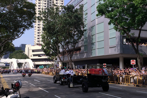 2015年3月25日，新加坡数千民众聚集在市中心路边，目送两天前去世的李光耀灵柩从总统府转至国会大厦。 陈立雄/摄