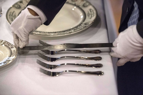 管家学校的学员用尺子丈量餐具，务求摆放整齐。 FRED DUFOUR/CFP
