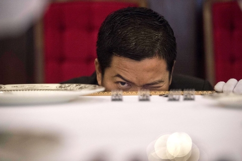 管家学校的学员用尺子丈量餐具，务求摆放整齐。 FRED DUFOUR/CFP