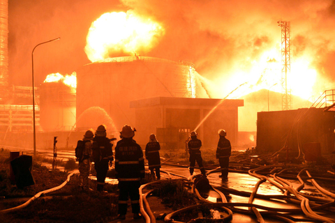 福建省漳州市,古雷px工廠發生爆炸事故,當地消防部門在現場緊急救援