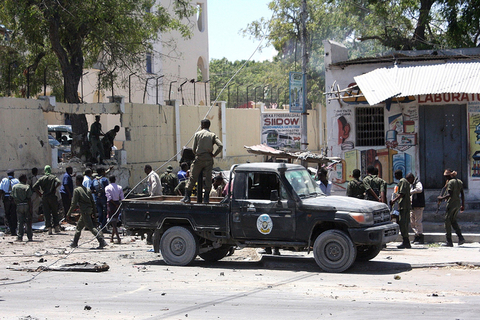 索马里教育部遭大楼遭武装分子袭击 导致多人死亡