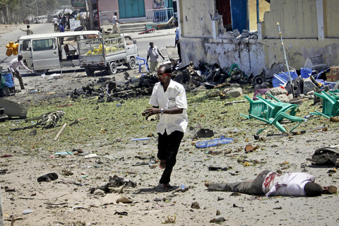 索马里教育部遭大楼遭武装分子袭击 导致多人死亡