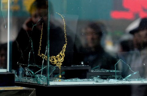 2013年1月12日上午7时50分许，两名男子窜至安徽肥东县店埠镇龙泉路交通大厦52号老凤祥金店，用随身携带的枪支各朝天花板开了一枪，并用铁锤砸碎柜台玻璃，抢走黄金饰品2246.56克，价值100余万元。 马启兵/CFP