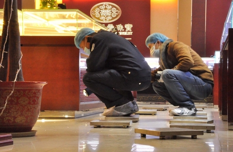 2013年12月15日，湖南省娄底市娄星区氐星路的“嘉华婚爱珠宝”发生一起持枪抢劫案，两名蒙面男子持枪抢走价值近400万元的金器。 果子哥/CFP