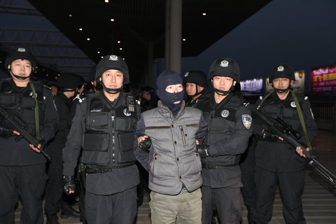 2015年1月15日17时22分，河南省三门峡市灵宝市瑞金黄金珠宝店遭持枪抢劫，一名店内保卫人员当场中枪身亡，部分柜台的黄金饰品被劫，嫌犯潜逃。2015年1月19日，犯罪嫌疑人郭坤被押解回三门峡。 赵华/CFP