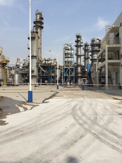 4月21日，据南京官方微博发布消息称，当日早6时许，位于当地江北大厂地区的扬子石化厂区烯烃厂乙二醇T—430塔，即环氧精制塔发生爆炸，事故造成一人轻伤，已送医院。据初步监测，事故暂时未对大气环境造成太大影响，也无废水外排，目前对水体没有造成影响。王伟/CFP