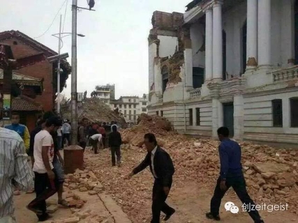 据中国地震台网正式测定，4月25日14时11分在尼泊尔发生8.1级地震，震中位于加德满都西北70公里，博卡拉以东70公里，深度15公里，性质属浅源性强震。尼泊尔首都加德满都震感强烈，道路开裂，建筑物发生倒塌。受尼泊尔8.1级地震波及，西藏日喀则吉隆县、聂拉木县等邻近地区震感强烈，有房屋倒塌情况，聂拉木县有1人死亡。