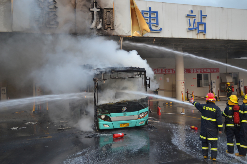 深圳一油电混合动力公交车充电时起火