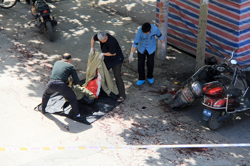 ws. 郑州一女子被当街割喉 行凶男子割腕自杀_图片频道_财新网