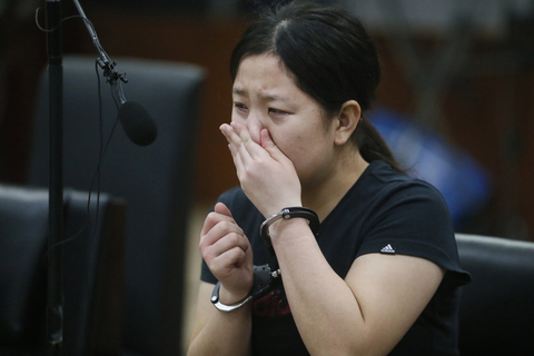 因睡觉被吵醒亲妈杀死2岁儿子 夫妻双双受审