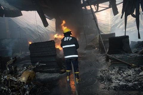 菲律宾一橡胶拖鞋厂发生火灾 3人死亡65人失踪