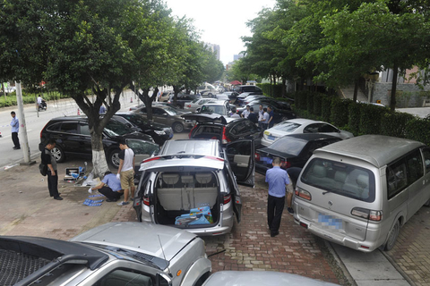 深圳警方围捕盗车团伙 歹徒连撞13车拒捕被击毙