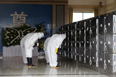 2015年6月9日,湖北监利容城殡仪馆,入殓师向遗体鞠躬. cfp