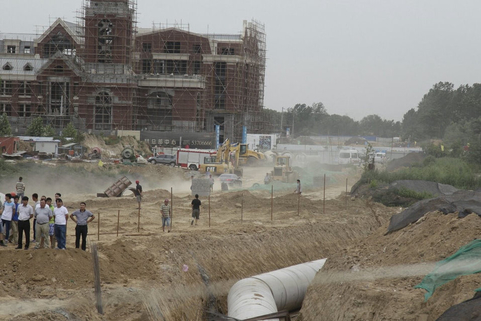 2015年6月12日上午9时30分许，河南省郑州市郑东新区一自来水管道施工现场发生坍塌，4人被埋，其中1人生还，3人遇难。 东方IC