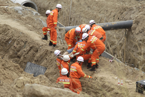2015年6月12日上午9时30分许，河南省郑州市郑东新区一自来水管道施工现场发生坍塌，4人被埋，其中1人生还，3人遇难。 东方IC