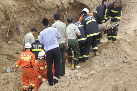 2015年6月12日上午9时30分许，河南省郑州市郑东新区一自来水管道施工现场发生坍塌，4人被埋，其中1人生还，3人遇难。 东方IC