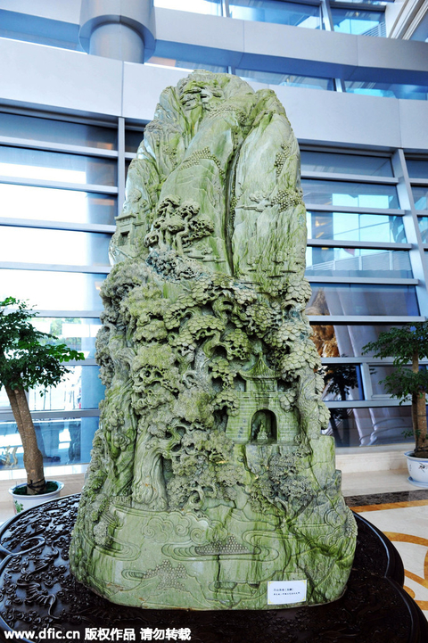 2015年6月12日报道，江苏江阴华西村，朝鲜美女服务员、“价值3亿元人民币”的金牛、顶部直升飞机停机坪，众多前缀使得传说中的龙希大酒店更添一份神秘和奢华。华西村的朝鲜女服务员最早的一批人在2011年12月底到达，后来人数陆续增加。实际上，做服务员只是兼职，朝鲜姑娘的主业是歌舞表演。消费达到一定水平，就可以免费观看一段她们的歌舞表演。这些姑娘声音甜美，多才多艺，每人都会一两种乐器，如电子琴、架子鼓。她们会唱朝语歌《阿里郎》、《桔梗谣》，中文歌《好日子》、《青藏高原》。 东方IC