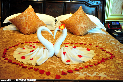 2015年6月12日报道，江苏江阴华西村，朝鲜美女服务员、“价值3亿元人民币”的金牛、顶部直升飞机停机坪，众多前缀使得传说中的龙希大酒店更添一份神秘和奢华。华西村的朝鲜女服务员最早的一批人在2011年12月底到达，后来人数陆续增加。实际上，做服务员只是兼职，朝鲜姑娘的主业是歌舞表演。消费达到一定水平，就可以免费观看一段她们的歌舞表演。这些姑娘声音甜美，多才多艺，每人都会一两种乐器，如电子琴、架子鼓。她们会唱朝语歌《阿里郎》、《桔梗谣》，中文歌《好日子》、《青藏高原》。 东方IC