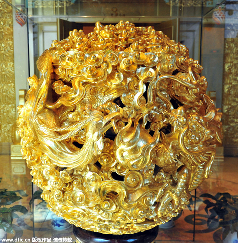 2015年6月12日报道，江苏江阴华西村，朝鲜美女服务员、“价值3亿元人民币”的金牛、顶部直升飞机停机坪，众多前缀使得传说中的龙希大酒店更添一份神秘和奢华。华西村的朝鲜女服务员最早的一批人在2011年12月底到达，后来人数陆续增加。实际上，做服务员只是兼职，朝鲜姑娘的主业是歌舞表演。消费达到一定水平，就可以免费观看一段她们的歌舞表演。这些姑娘声音甜美，多才多艺，每人都会一两种乐器，如电子琴、架子鼓。她们会唱朝语歌《阿里郎》、《桔梗谣》，中文歌《好日子》、《青藏高原》。 东方IC