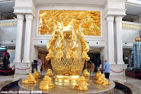 2015年6月12日报道，江苏江阴华西村，朝鲜美女服务员、“价值3亿元人民币”的金牛、顶部直升飞机停机坪，众多前缀使得传说中的龙希大酒店更添一份神秘和奢华。华西村的朝鲜女服务员最早的一批人在2011年12月底到达，后来人数陆续增加。实际上，做服务员只是兼职，朝鲜姑娘的主业是歌舞表演。消费达到一定水平，就可以免费观看一段她们的歌舞表演。这些姑娘声音甜美，多才多艺，每人都会一两种乐器，如电子琴、架子鼓。她们会唱朝语歌《阿里郎》、《桔梗谣》，中文歌《好日子》、《青藏高原》。 东方IC