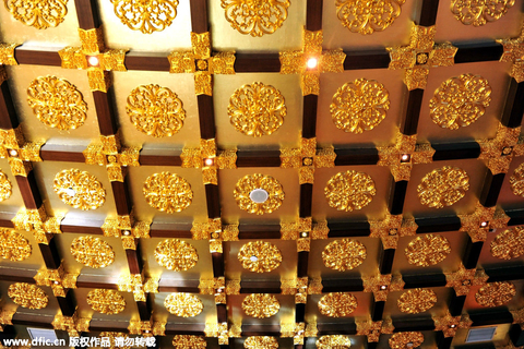 2015年6月12日报道，江苏江阴华西村，朝鲜美女服务员、“价值3亿元人民币”的金牛、顶部直升飞机停机坪，众多前缀使得传说中的龙希大酒店更添一份神秘和奢华。华西村的朝鲜女服务员最早的一批人在2011年12月底到达，后来人数陆续增加。实际上，做服务员只是兼职，朝鲜姑娘的主业是歌舞表演。消费达到一定水平，就可以免费观看一段她们的歌舞表演。这些姑娘声音甜美，多才多艺，每人都会一两种乐器，如电子琴、架子鼓。她们会唱朝语歌《阿里郎》、《桔梗谣》，中文歌《好日子》、《青藏高原》。 东方IC