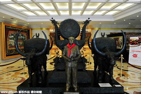 2015年6月12日报道，江苏江阴华西村，朝鲜美女服务员、“价值3亿元人民币”的金牛、顶部直升飞机停机坪，众多前缀使得传说中的龙希大酒店更添一份神秘和奢华。华西村的朝鲜女服务员最早的一批人在2011年12月底到达，后来人数陆续增加。实际上，做服务员只是兼职，朝鲜姑娘的主业是歌舞表演。消费达到一定水平，就可以免费观看一段她们的歌舞表演。这些姑娘声音甜美，多才多艺，每人都会一两种乐器，如电子琴、架子鼓。她们会唱朝语歌《阿里郎》、《桔梗谣》，中文歌《好日子》、《青藏高原》。 东方IC