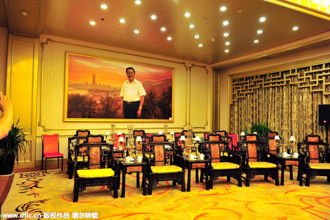 2015年6月12日报道，江苏江阴华西村，朝鲜美女服务员、“价值3亿元人民币”的金牛、顶部直升飞机停机坪，众多前缀使得传说中的龙希大酒店更添一份神秘和奢华。华西村的朝鲜女服务员最早的一批人在2011年12月底到达，后来人数陆续增加。实际上，做服务员只是兼职，朝鲜姑娘的主业是歌舞表演。消费达到一定水平，就可以免费观看一段她们的歌舞表演。这些姑娘声音甜美，多才多艺，每人都会一两种乐器，如电子琴、架子鼓。她们会唱朝语歌《阿里郎》、《桔梗谣》，中文歌《好日子》、《青藏高原》。 东方IC