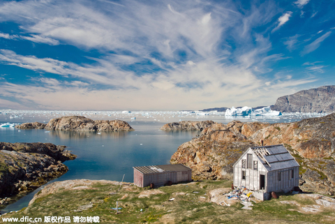 5.丹麦：格陵兰岛看冰山感受童话王国魅力格陵兰全年都有极光，但是夏天的午夜是看不到的。对大多数游客来说，这里是能观看到极光的边界地区。和在冰岛上一样，这里的大多数城市都能看见北极光。图为当地时间2012年7月17日，丹麦格陵兰岛，塞尔米利克峡湾入口一小岛上的废弃村庄Ikkatteq。