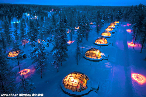 3. 芬兰：冰屋穹顶赏梦幻极光芬兰是在地球上观赏北极光的绝佳地区之一。在芬兰的拉普兰，每年有超过200个夜晚都可看到北极光。克斯劳太恩度假村 芬兰在卡克斯劳太恩度假村，白天可租用驯鹿来一次狩猎旅行，之后享受世界最大芬兰浴；晚上躺在温暖冰屋，在繁星装点、北极光灿烂华丽的天空下入眠…… 东方IC