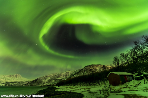 4. 冰岛：冰屋穹顶赏梦幻极光这是离北极圈最近的国度，全境八分之一的土地常年被冰川覆盖，在它的心脏深处，一道撕裂欧亚和美洲大陆两大板块的深深伤痕，逶迤绵延。这里有的，是冰与火的缠绵。是那一望无际的、黑红相间的焦炭状地貌，是火山熔岩的礼物；是晶莹熠熠、洁白无瑕的冰川和雪峰；是在地球上难得一见的地热间歇喷泉。当地时间2014年7月12日报道（具体拍摄时间不详），27岁的摄影师Stefan Forster拍下这不可思议的绿色北极光。 Stefan Forster/东方IC
