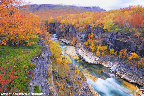 2. 瑞典：“一路向北”从斯德哥尔摩到北极圈斯德哥尔摩出发，一路向北，跨过北极圈，来到极光小镇基律纳，再到瑞典最北部的国家公园阿比斯库。 东方IC