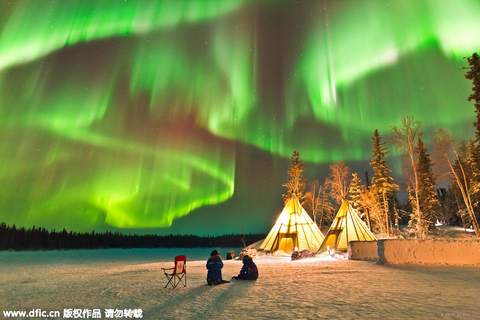 7. 加拿大：探秘北极区因纽特人神秘生活2014年7月29日报道（具体拍摄日期不详），加拿大黄刀镇极光村，很少有人能有幸亲眼见到北极光，而在过去的五年中，韩国天体摄影师O Chul Kwon找到了一个极佳的拍摄位置，每个冬天他都能拍到这些美得令人窒息的照片并制作延时视频。地势平坦、天气晴朗的极光村是全世界能见到北极光概率最高的地方。 东方IC