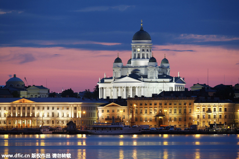 3. 芬兰：冰屋穹顶赏梦幻极光芬兰是在地球上观赏北极光的绝佳地区之一。在芬兰的拉普兰，每年有超过200个夜晚都可看到北极光。图为芬兰赫尔辛基，赫尔辛基大教堂夜景。 东方IC