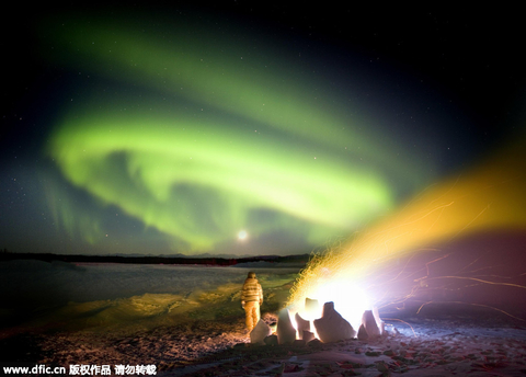 8. 阿拉斯加：广袤原始之地的北极圈生活阿拉斯加对于美国人有点像西藏对于中国人的意义。印象中，这两个地方都是一尘不染的纯净之地。不过和西藏更多的是与信仰、宗教、心灵洗礼有关不同，阿拉斯加的纯净则彻底来自于它那广袤原始的大自然。美国阿拉斯加极光在阿拉斯加你可以看到非常壮观的北极光景象，但是必须要远离费尔班克斯城市的灯光。你可以到德纳里峰以及育空地区这两个旷野之地来观看。 东方IC
