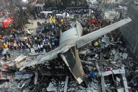 印尼棉兰,一架印尼军用运输机在居民住宅区坠毁,机上113人全部遇难