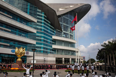2015年7月1日,香港特区政府在金紫荆广场举行升旗仪式,庆祝香港回归18
