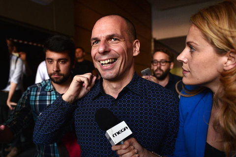 2015年7月6日，希腊雅典，辞职的希腊财政部长瓦鲁法基斯离开希腊财政部，被门外守候多时的记者层层包围。7月5日希腊就国际债权人提出的救助方案举行全民公投，希腊内政部公布的统计资料显示，61.3%的选民反对债权人救助计划，仅有38.7%的选民支持。这意味着，希腊否决了协议草案。