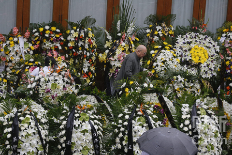 雨中吊唁万里(更新)