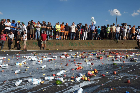 法国农民倾倒牛奶抗议 要求提高农产品价格