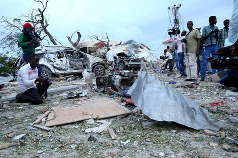 当地时间2015年7月26日，索马里摩加迪沙，一家高档酒店遭到自杀式汽车炸弹袭击，目前已造成至少15人死亡，多人受伤。 东方IC