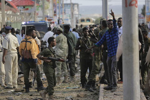 当地时间2015年7月26日，索马里摩加迪沙，一家高档酒店遭到自杀式汽车炸弹袭击，目前已造成至少15人死亡，多人受伤。 东方IC