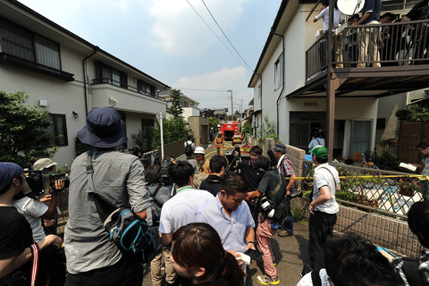 当地时间2015年7月26日，日本东京，一架轻型飞机坠入调布市的居民区内，3栋民宅和2辆汽车起火燃烧。事故造成3人死亡。 东方IC 