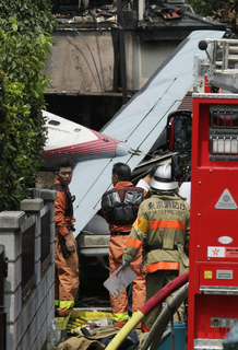 当地时间2015年7月26日，日本东京，一架轻型飞机坠入调布市的居民区内，3栋民宅和2辆汽车起火燃烧。事故造成3人死亡。 东方IC 